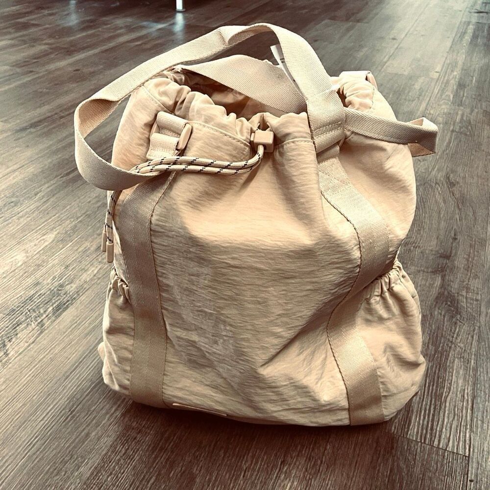 NWT Gorgeous BEIS Tan /Beige Nylon Sport Tote 2 Ways Tote bag & Backpack - Picture 10 of 16